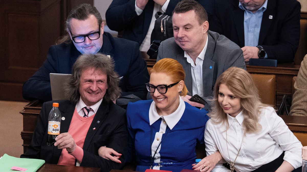 Glosa: Burani ve Sněmovně. Chybí už jen prdící pytlík